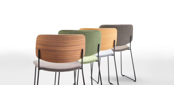 Eleganter Aryn Wood Holzstuhl von Inclass mit modernem Design und hochwertigem Gestell.