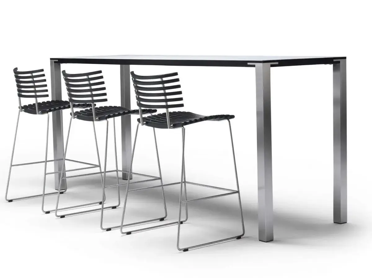 Moderner Barhocker mit elegantem Leopardenmuster und schwarzem Metallgestell für stilvolle Einrichtung.