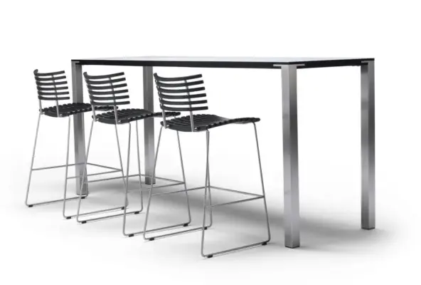 Moderner Barhocker mit elegantem Leopardenmuster und schwarzem Metallgestell für stilvolle Einrichtung.