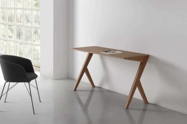 Moderner Beco Schreibtisch von Kendo für stilvolles und produktives Arbeiten im Büro.