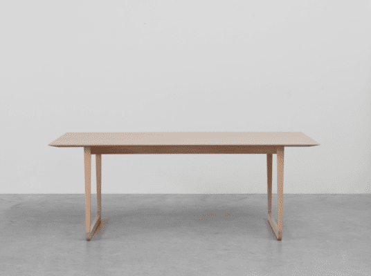 Moderner Betontisch für stilvolle Wohnräume und zeitgemäße Einrichtung.