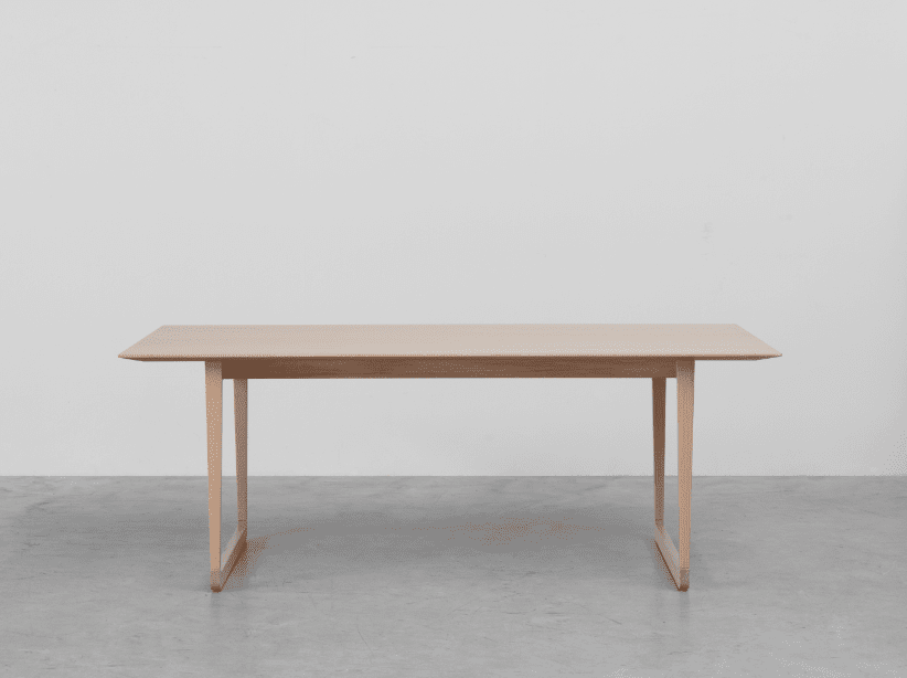 Moderner Betontisch für stilvolle Wohnräume und zeitgemäße Einrichtung.