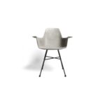 Hauteville 4 Stuhl mit schwarzem Sitz und Betongestell von Lyon Béton.