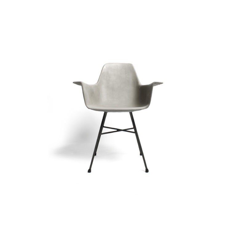 Hauteville 4 Stuhl mit schwarzem Sitz und Betongestell von Lyon Béton.