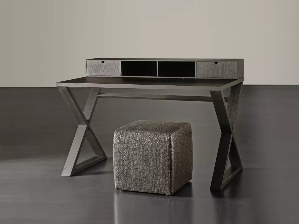 Moderner Cruis Schreibtisch von Meridiani mit elegantem Design für stilvolles Arbeiten.