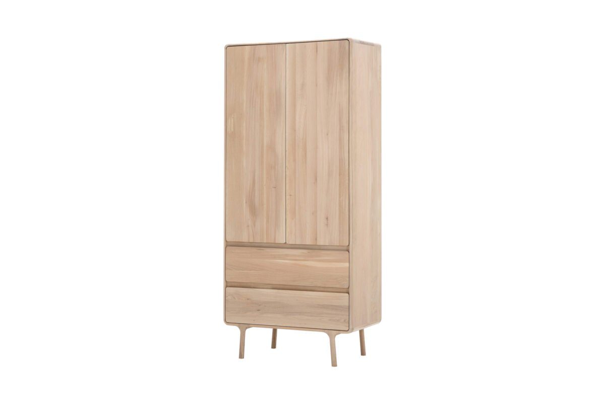 Moderner Gazzda Fawn Kleiderschrank aus hellem Eichenholz mit zwei Türen im skandinavischen Stil.