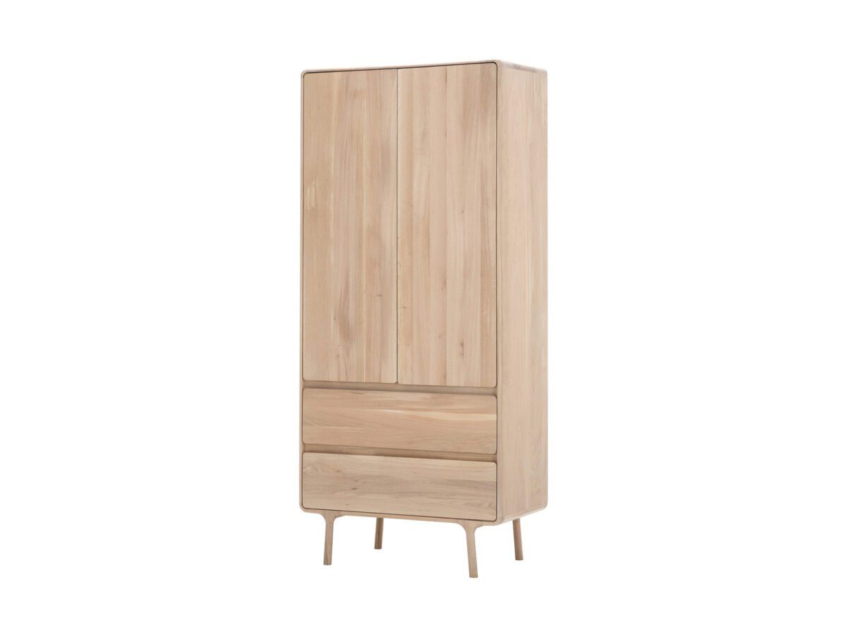 Moderner Gazzda Fawn Kleiderschrank aus hellem Eichenholz mit zwei Türen im skandinavischen Stil.