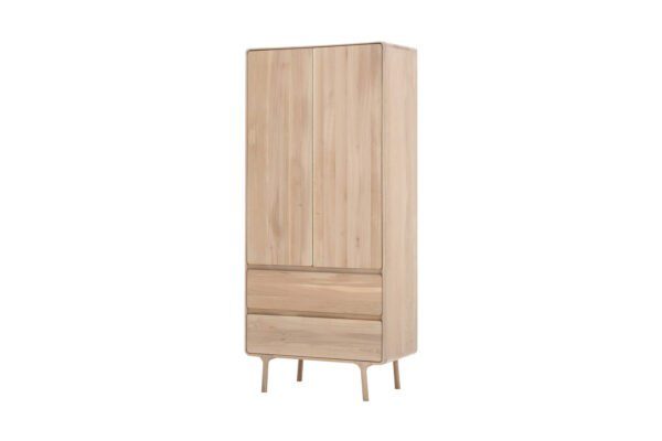 Moderner Gazzda Fawn Kleiderschrank aus hellem Eichenholz mit zwei Türen im skandinavischen Stil.