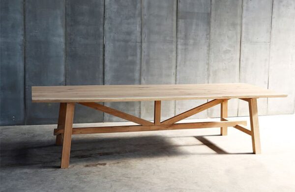 Moderner Heerenhuis Esstisch Larbus aus Holz für elegante Wohnräume.