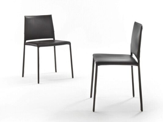 Moderner Kau Design-Stuhl aus Massivholz von Riva 1920 für stilvolle Einrichtung.