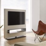 Eleganter Kendo TV-Ständer Totem TV 2 für moderne Wohnzimmer mit stilvoller Bildschirmpräsentation.