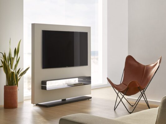 Eleganter Kendo TV-Ständer Totem TV 2 für moderne Wohnzimmer mit stilvoller Bildschirmpräsentation.
