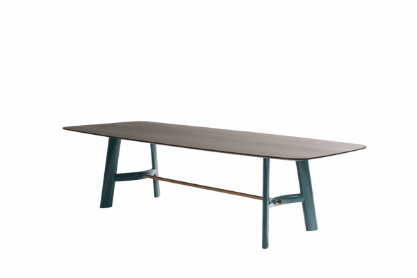 Eleganter Lema August Esstisch mit Holzplatte und schlankem Metallgestell im italienischen Design.