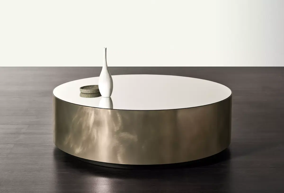 Moderner Meridiani Belt Couchtisch mit eleganter Glasplatte und stilvollem Metallgestell für luxuriöse Wohnräume.