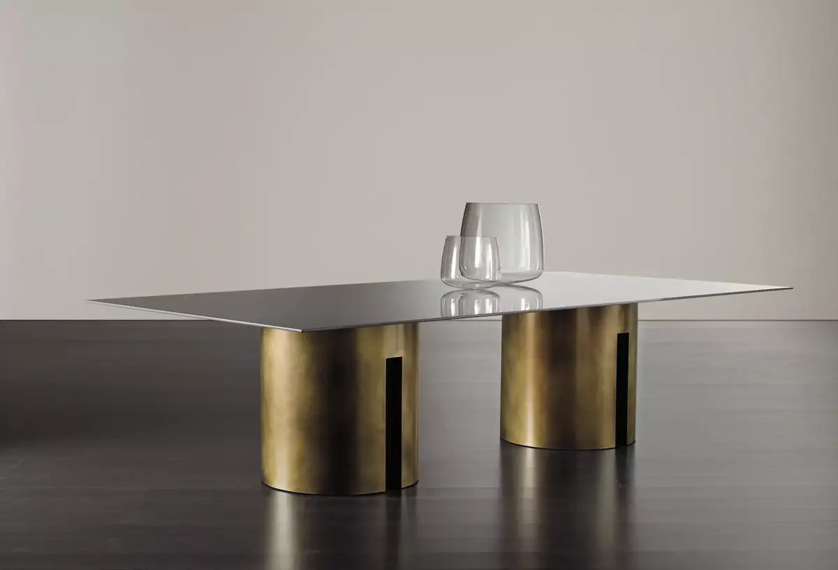 Moderner Meridiani Gong Tisch mit elegantem Design für luxuriöse Wohnräume