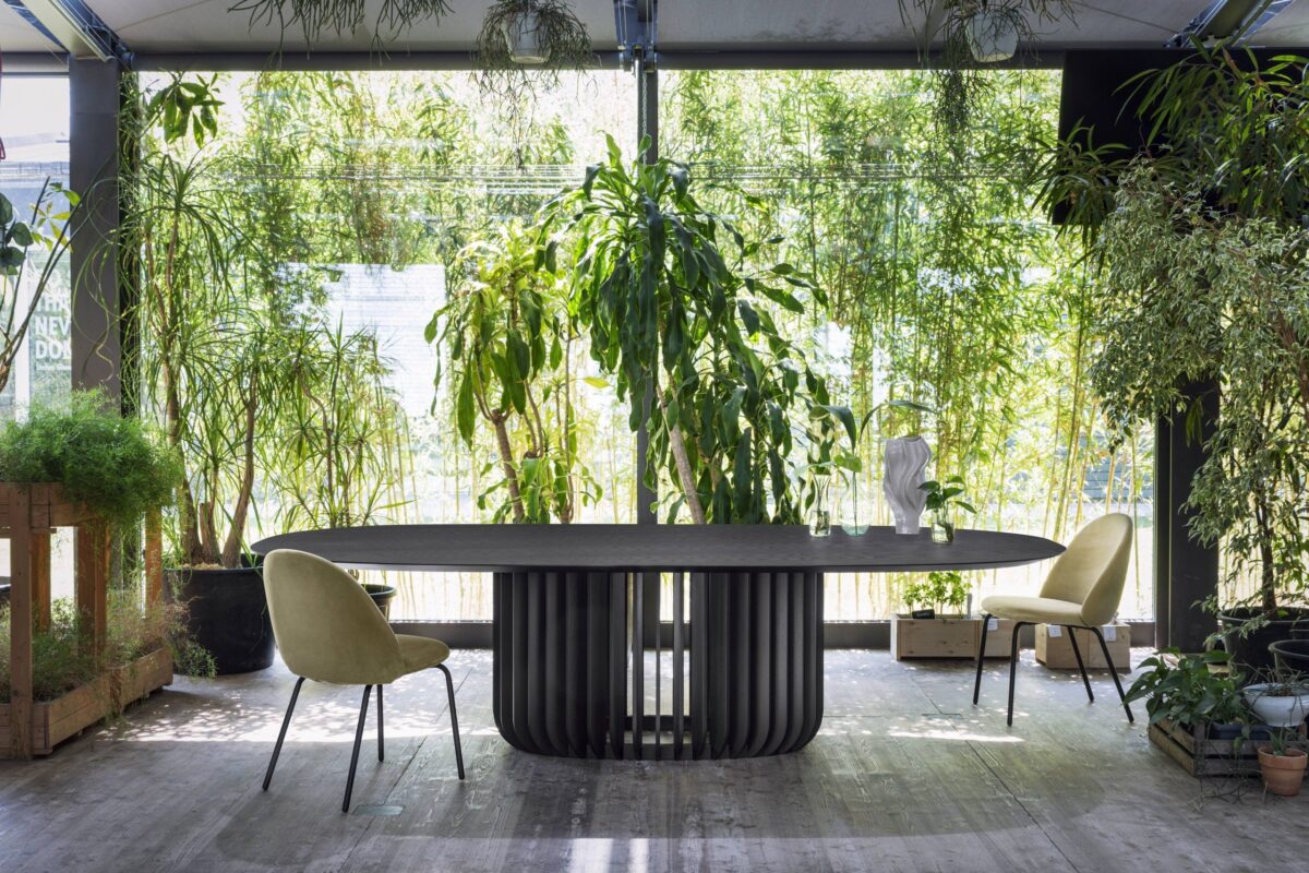 Moderner Miniforms Juice 4 Esstisch mit eleganter Glasplatte und minimalistischem Design.