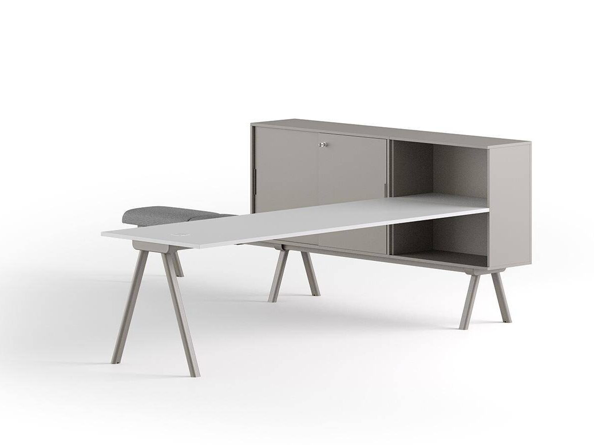 Moderner Schreibtisch mit ergonomischem Design für produktives Arbeiten im Büro oder Home-Office.