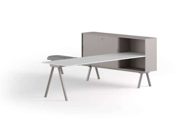 Moderner Schreibtisch mit ergonomischem Design für produktives Arbeiten im Büro oder Home-Office.