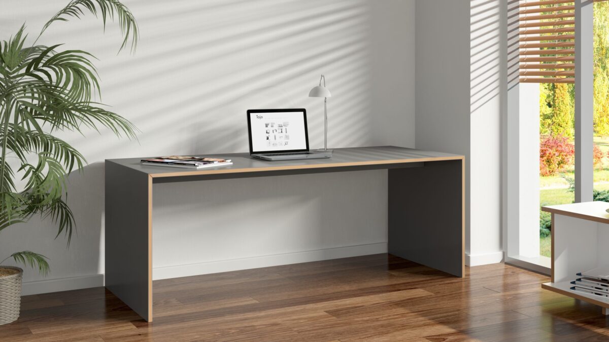 Eleganter Tojo Holztisch mit klarem Design für moderne Wohnräume.