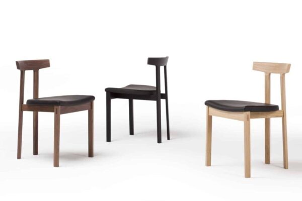 Moderner Torii Stuhl von Bensen mit elegantem Holzrahmen und gepolsterter Sitzfläche.