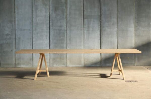 Moderner Trestle Esstisch aus Holz mit eleganten Metallbeinen für stilvolles Wohnen.