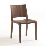 Moderner Voltri Designerstuhl aus Massivholz von Riva 1920 mit eleganter Formensprache.
