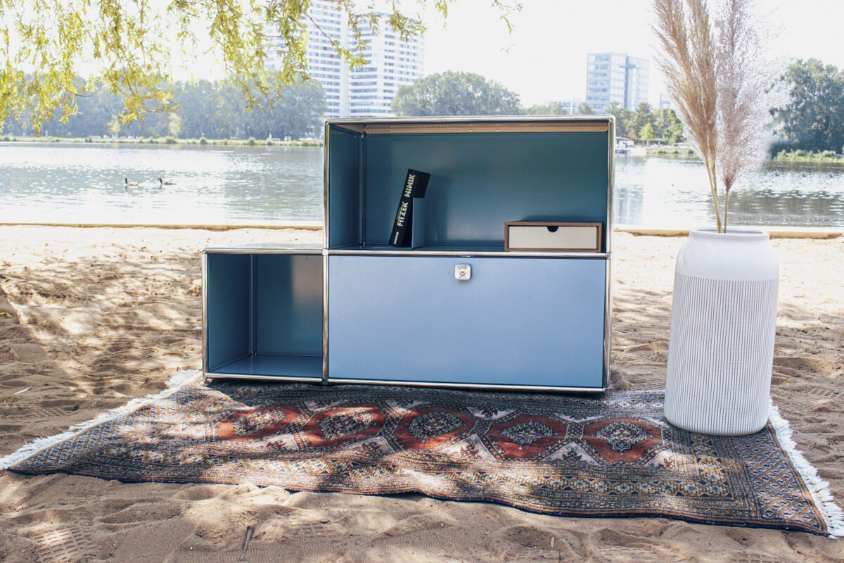 Abstraktes Leinwandbild mit dynamischen Blautönen für moderne Wohnräume und stilvolle Wandgestaltung.