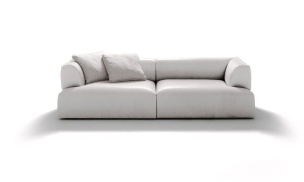 Modernes Atalante Sofa von De Padova in elegantem Design für stilvolle Wohnräume.