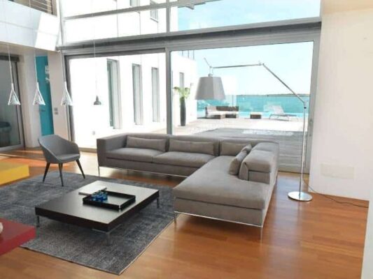 Modernes Gyform Planet 8 Sofa in elegantem Design für stilvolle Wohnräume.