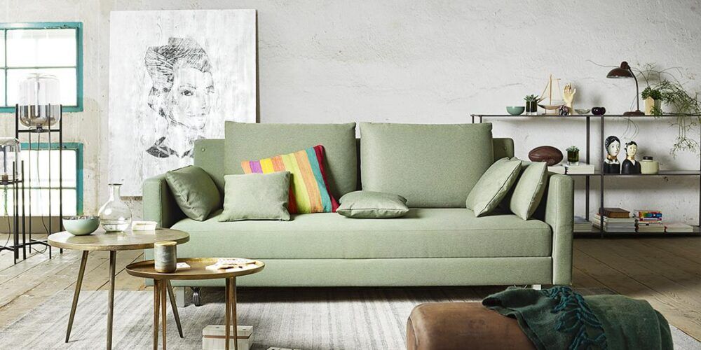 Modernes Joka Schlafsofa mit grauem Stoffbezug und ausziehbarer Liegefläche für komfortables Schlafen.