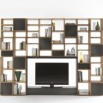 Modernes Massivholz-Regal Freedom von Riva 1920 mit asymmetrischem Design.
