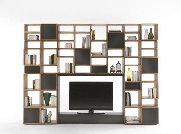 Modernes Massivholz-Regal Freedom von Riva 1920 mit asymmetrischem Design.