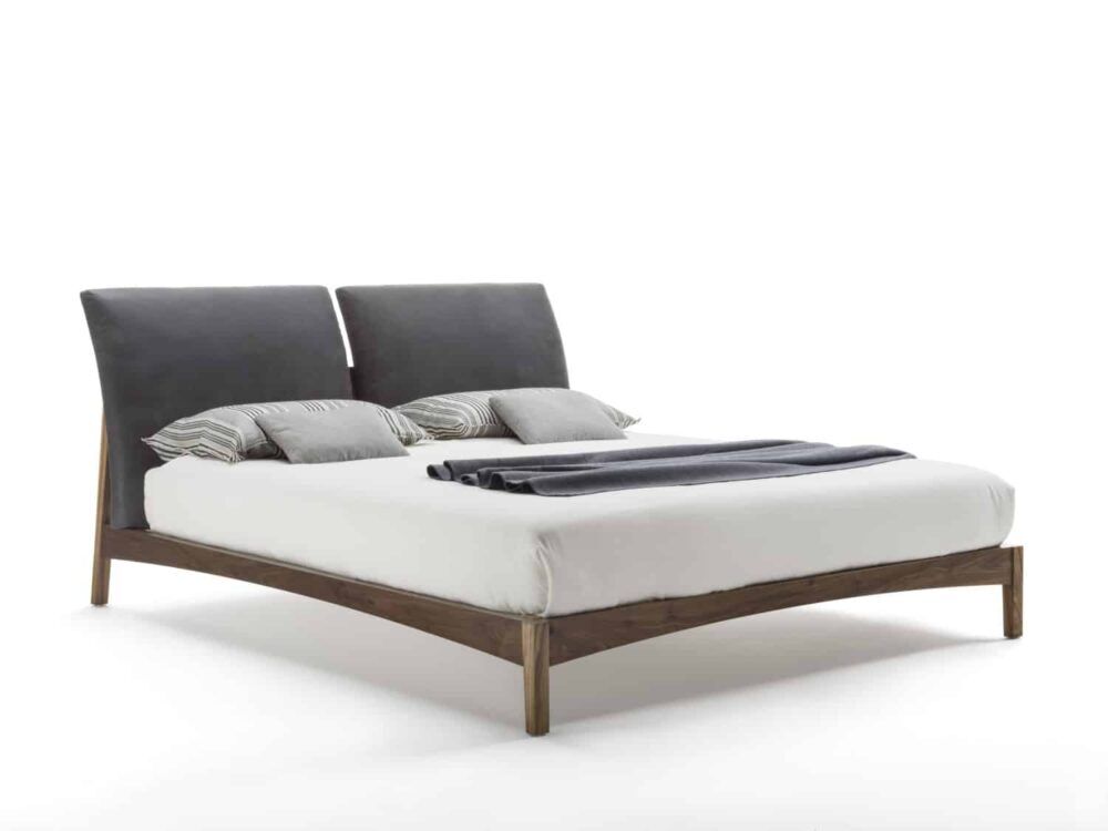 Modernes Massivholzbett Sleepy von Riva 1920 für stilvolles Schlafzimmer-Design.