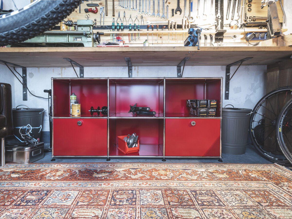 Elegantes rotes Designglas Nr. 18 von Konektra für stilvolle Getränke und moderne Tischkultur.