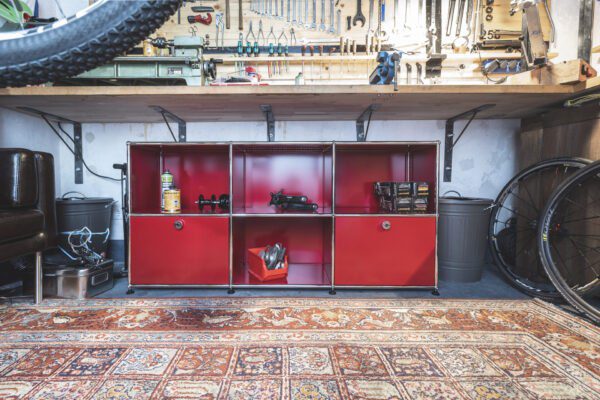 Elegantes rotes Designglas Nr. 18 von Konektra für stilvolle Getränke und moderne Tischkultur.