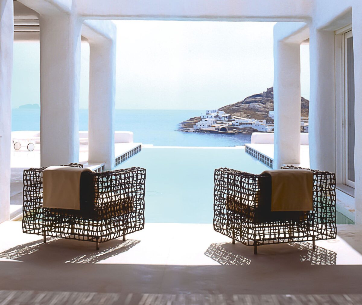 Modernes Yin Yang Sofa von Kenneth Cobonpue mit geschwungenen Linien und elegantem Design.