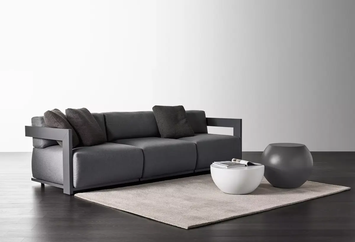 Modernes Zweisitzer-Sofa Claud 2 von Meridiani in elegantem Design.