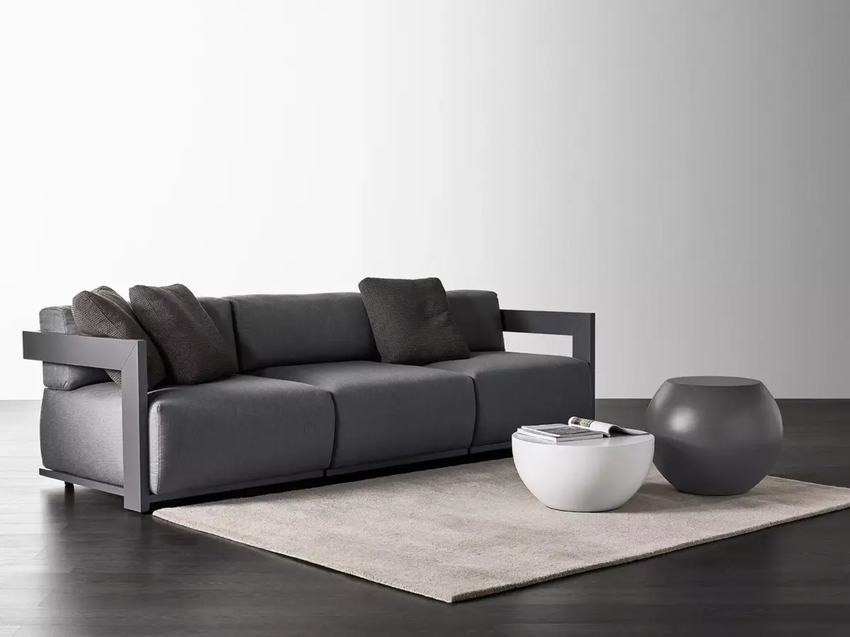 Modernes Zweisitzer-Sofa Claud 2 von Meridiani in elegantem Design.