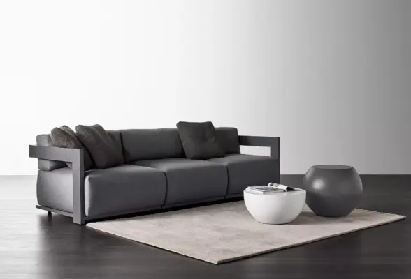 Modernes Zweisitzer-Sofa Claud 2 von Meridiani in elegantem Design.