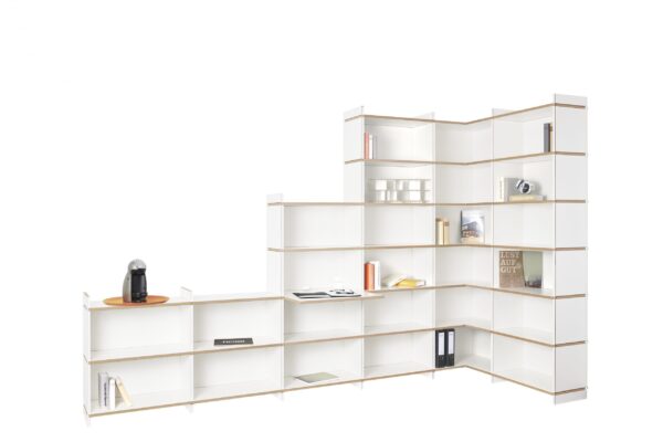 Flexibles Tojo Mehrfach 3 Holzregal mit modularem Stecksystem für individuelle Raumgestaltung.