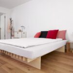 Tojo Parallel 2 Bett aus hellem Holz mit modularem, minimalistischem Design.