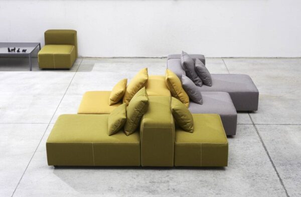 Modulor Sofa von Wow Italy - modulares italienisches Designsofa in elegantem Grau.