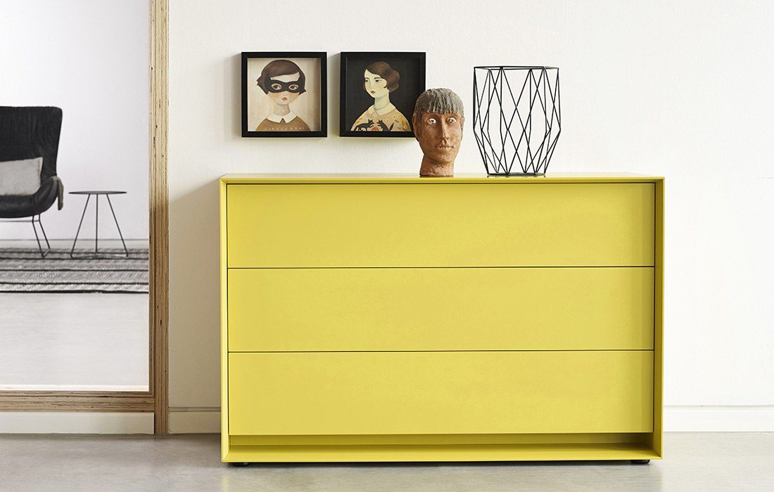 Moderne Rag Box Kommode von Möller Design mit elegantem Sideboard-Design für stilvolle Wohnräume.