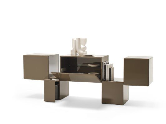 Moderne Fractal Kommode von Mogg mit geometrischem Design und innovativer Formgebung.