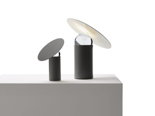 Elegante Era Tischleuchte von Mogg mit modernem Design für stilvolle Beleuchtung.