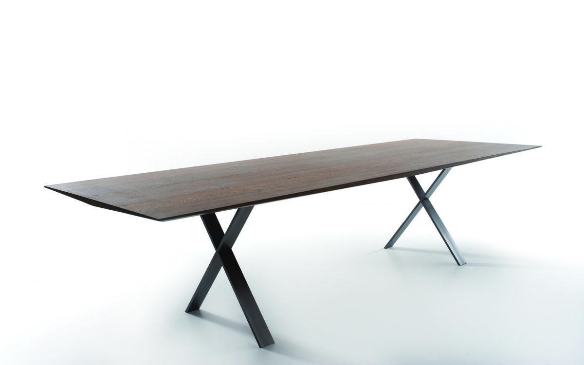 Minimalistischer Lax Designtisch mit klaren Linien für moderne Wohnräume.