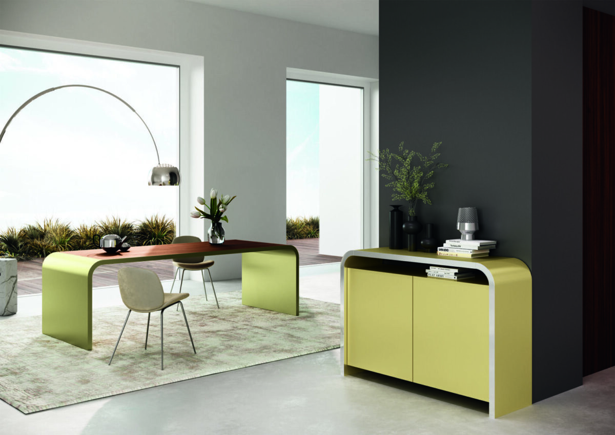 Moderner Mueller M11 Schreibtisch mit minimalistischem Design in hellem Holz und schwarzen Metallbeinen.
