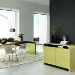 Moderner Mueller M11 Schreibtisch mit minimalistischem Design in hellem Holz und schwarzen Metallbeinen.