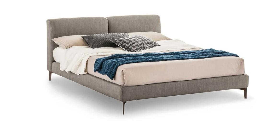 Modernes Doppelbett Margot von Novamobili mit gepolstertem Kopfteil in elegantem Design.