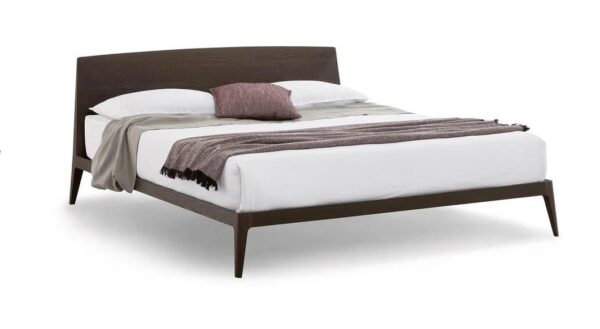 Modernes italienisches Doppelbett Siri von Novamobili mit gepolstertem Kopfteil in elegantem Design.